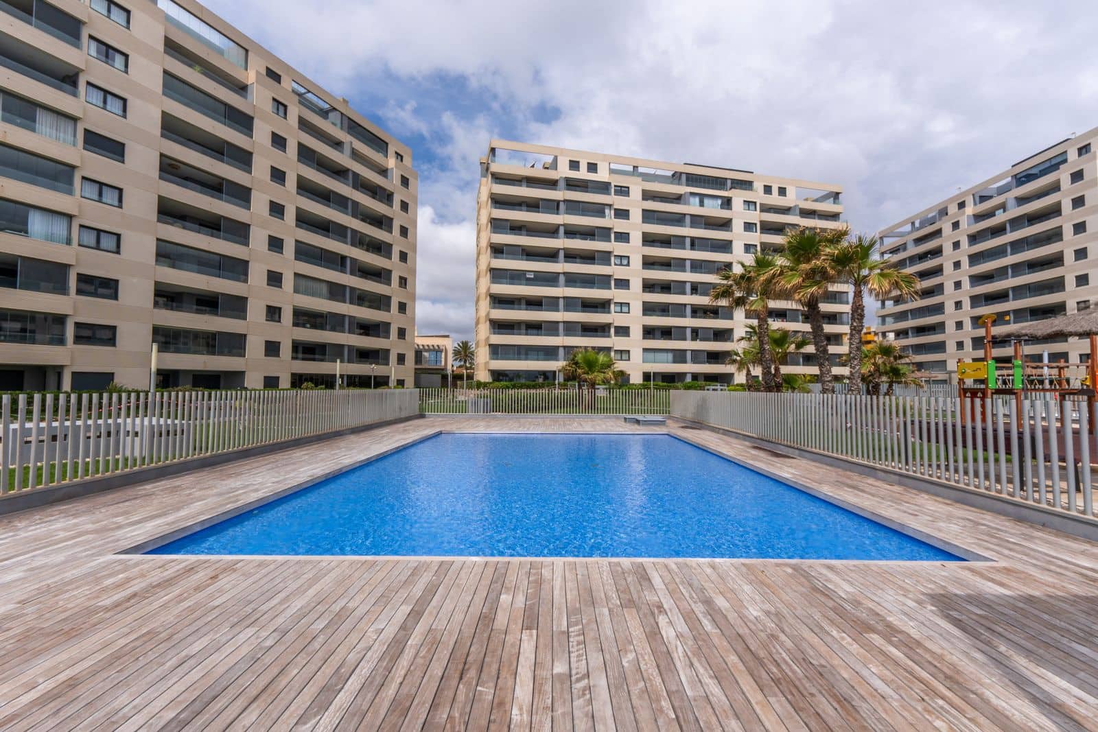 3 sypialnia Apartament na sprzedaż w Punta Prima z basenem garażem - 690 000 € (Ref: 9928201)