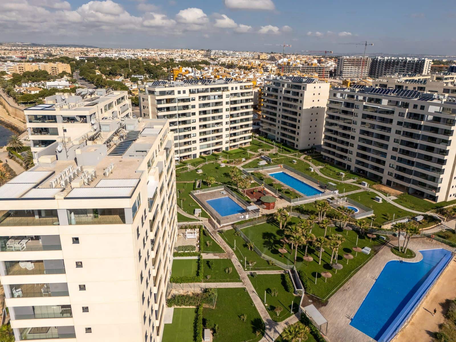 3 sypialnia Apartament na sprzedaż w Punta Prima z basenem garażem - 690 000 € (Ref: 9928201)