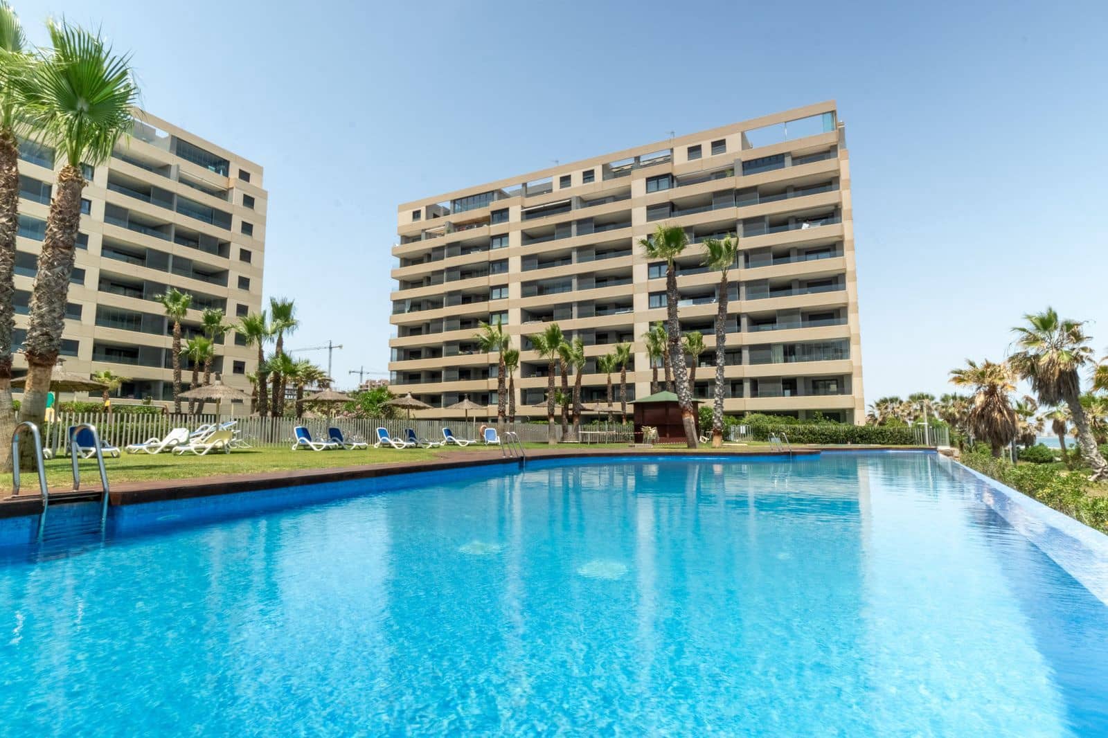 3 sypialnia Apartament na sprzedaż w Punta Prima z basenem garażem - 795 000 € (Ref: 9928209)