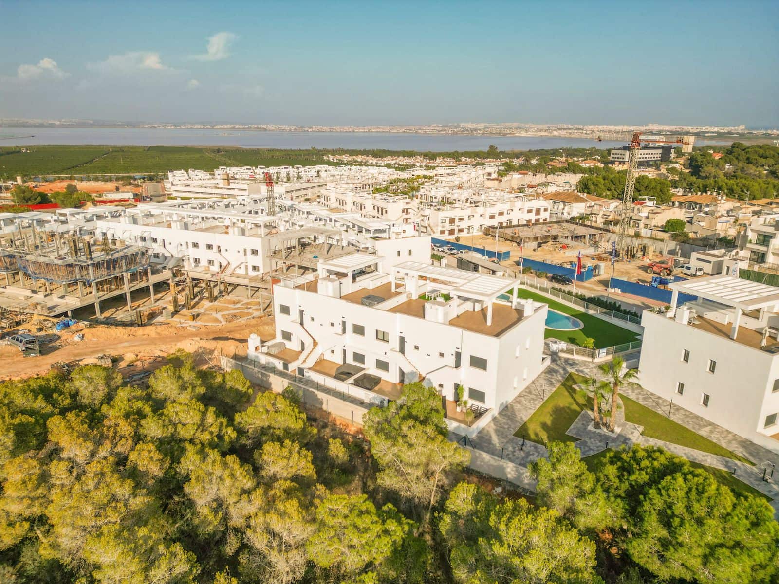 Apartamento de 2 habitaciones en Los Balcones en venta con piscina garaje - 369.000 € (Ref: 9928226)