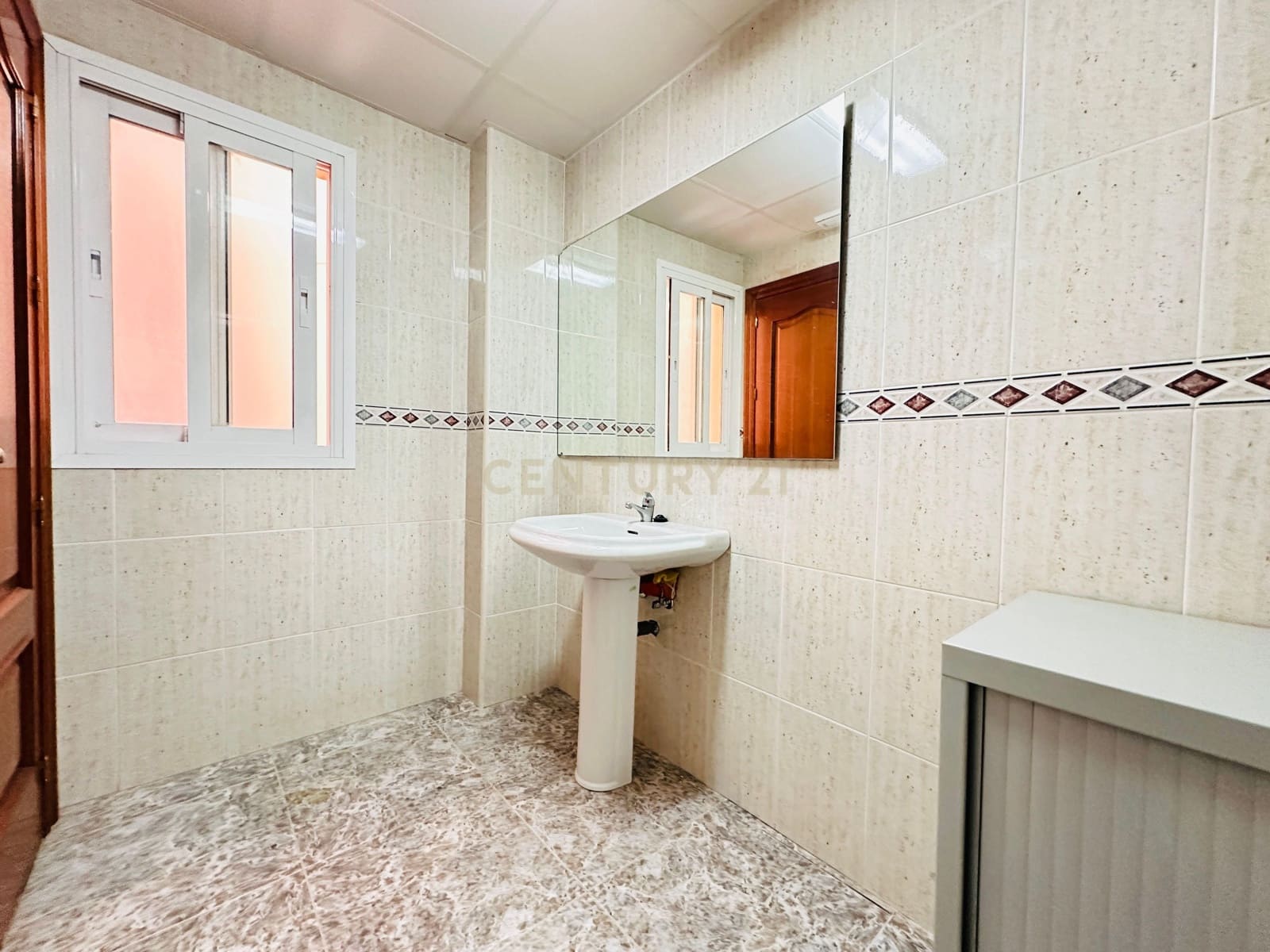 Kontor til salgs i El Ejido - € 70 000 (Ref: 9296432)