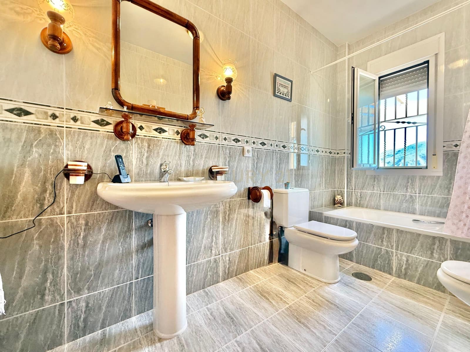 4 sypialnia Finka/Dom wiejski na sprzedaż w Berja z garażem - 379 800 € (Ref: 9471661)