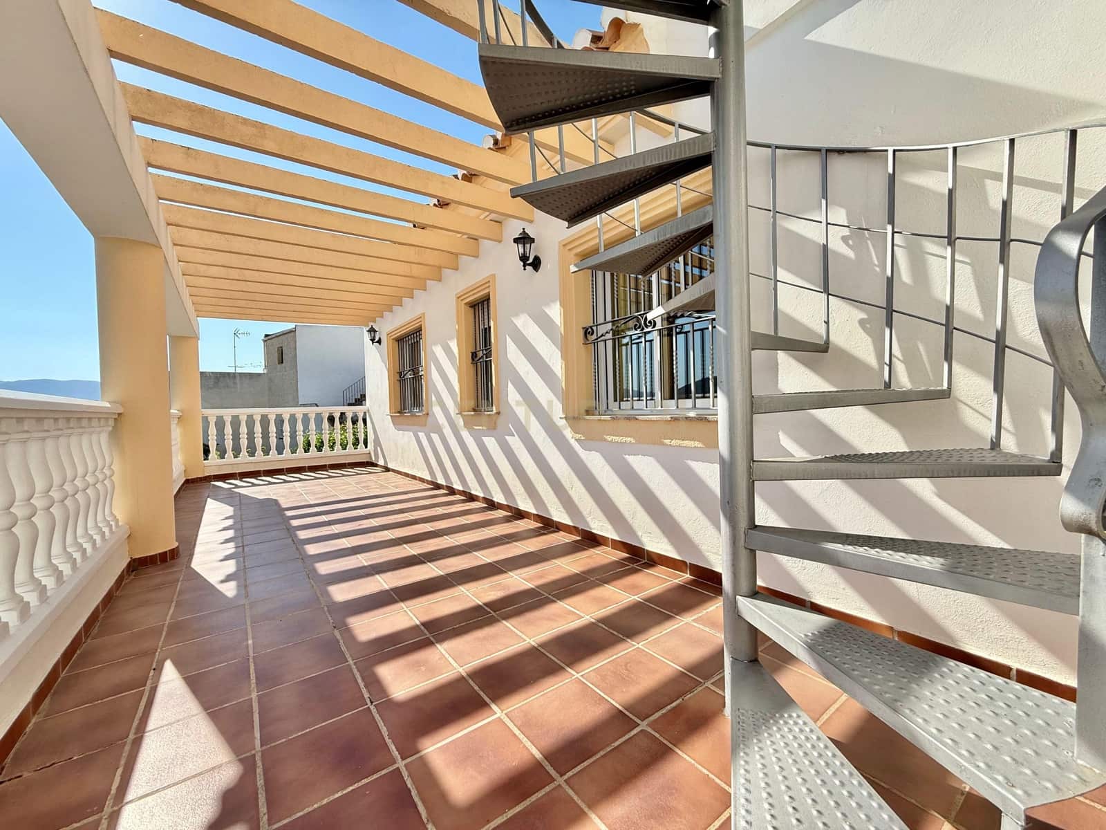 4 sypialnia Finka/Dom wiejski na sprzedaż w Berja z garażem - 379 800 € (Ref: 9471661)