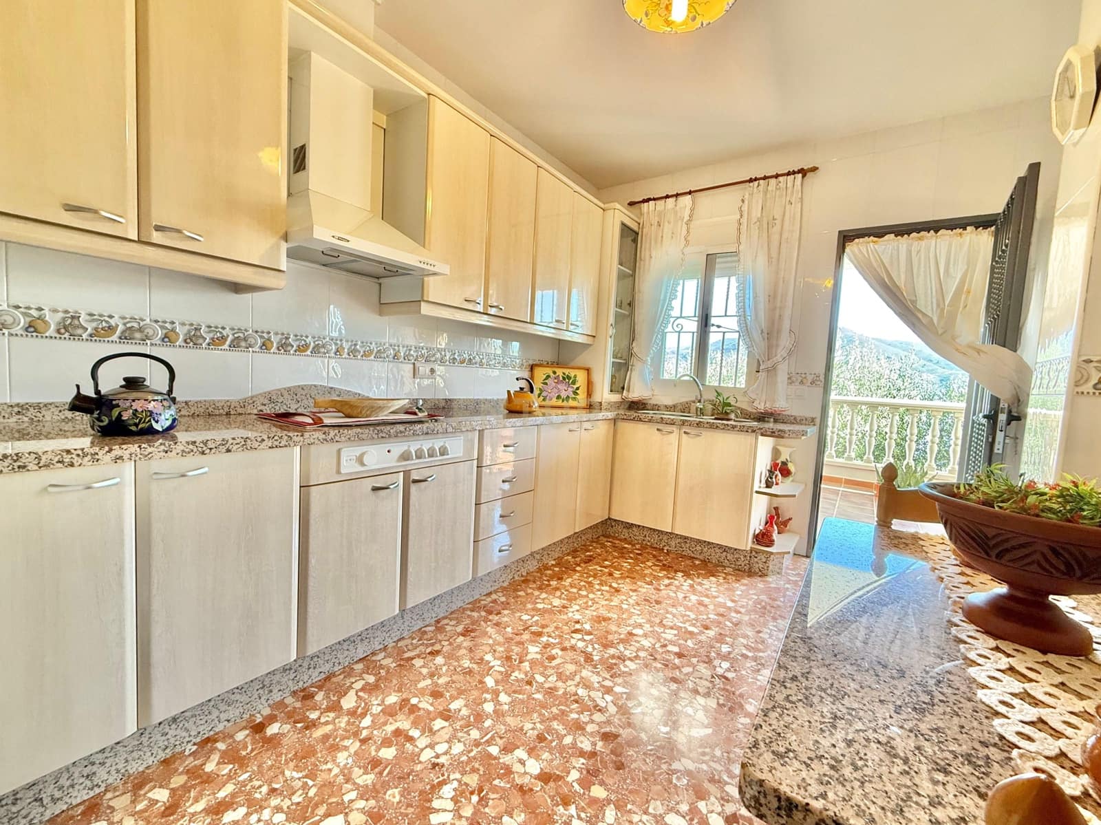 4 sypialnia Finka/Dom wiejski na sprzedaż w Berja z garażem - 379 800 € (Ref: 9471661)