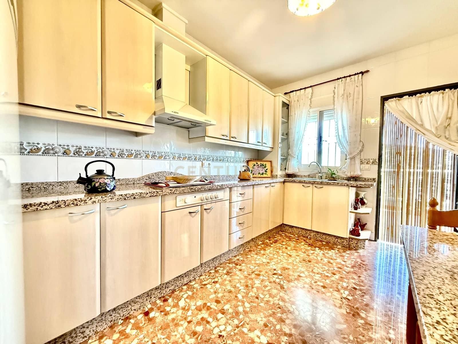 4 sypialnia Finka/Dom wiejski na sprzedaż w Berja z garażem - 379 800 € (Ref: 9471661)