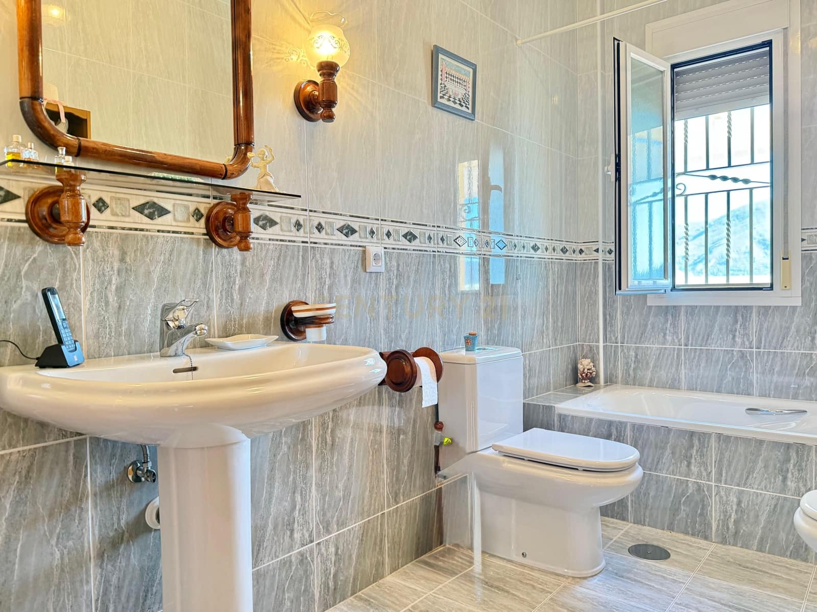 4 sypialnia Finka/Dom wiejski na sprzedaż w Berja z garażem - 379 800 € (Ref: 9471661)