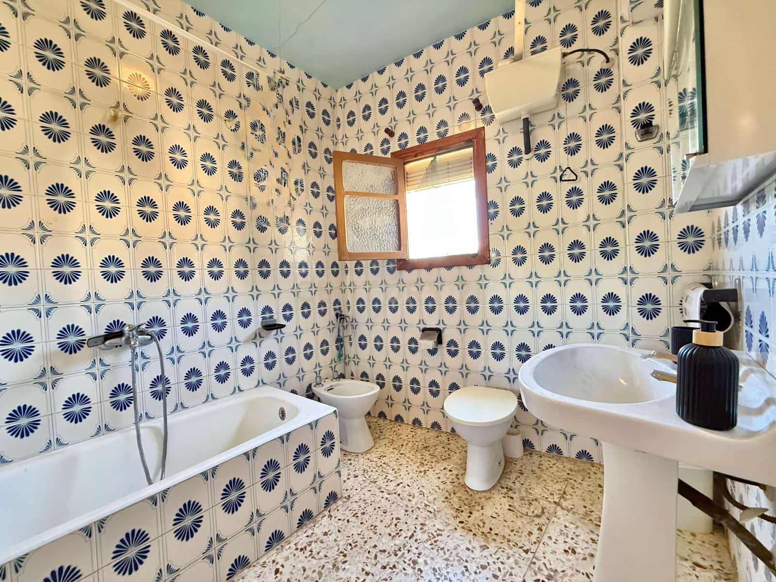 5 bedroom Villa for sale in Berja - € 120,000 (Ref: 9543450)