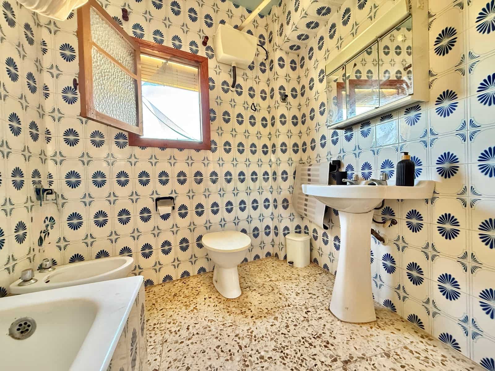 5 bedroom Villa for sale in Berja - € 120,000 (Ref: 9543450)