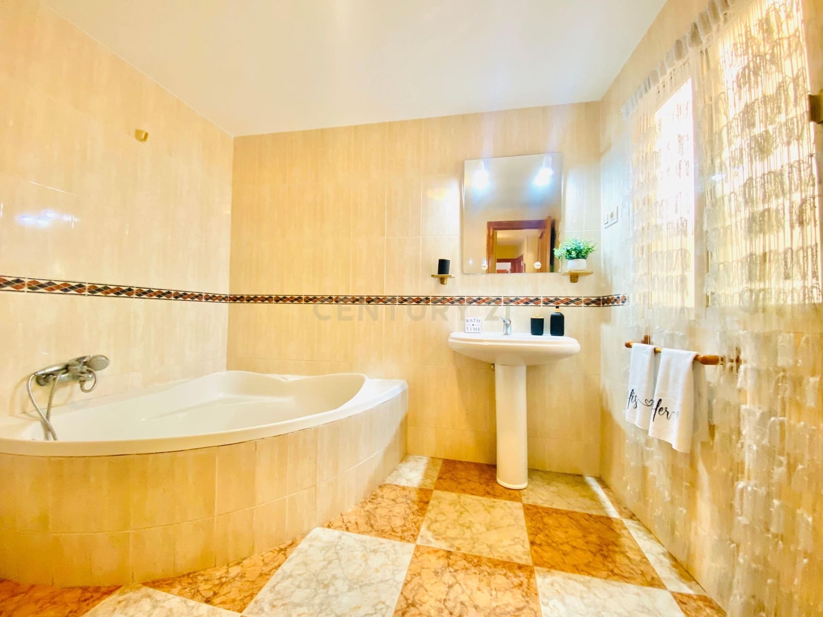 4 bedroom Apartment for sale in Roquetas de Mar - € 212,100 (Ref: 9626934)