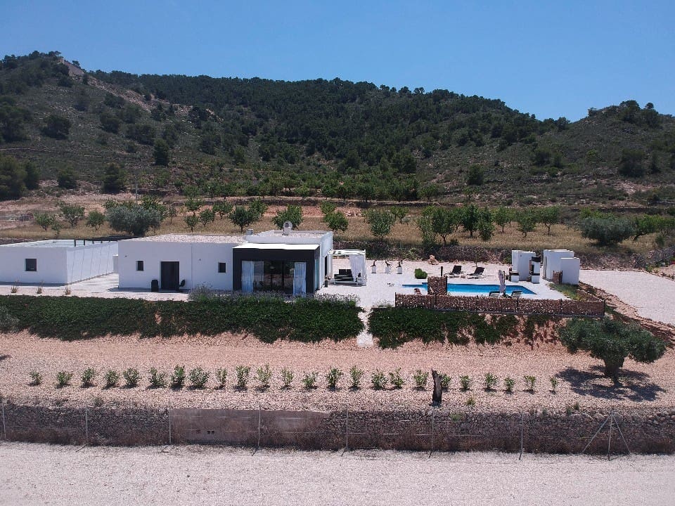 3 soveværelse Finca/Landehus til salg i Macisvenda med swimmingpool garage - € 340.000 (Ref: 8804047)