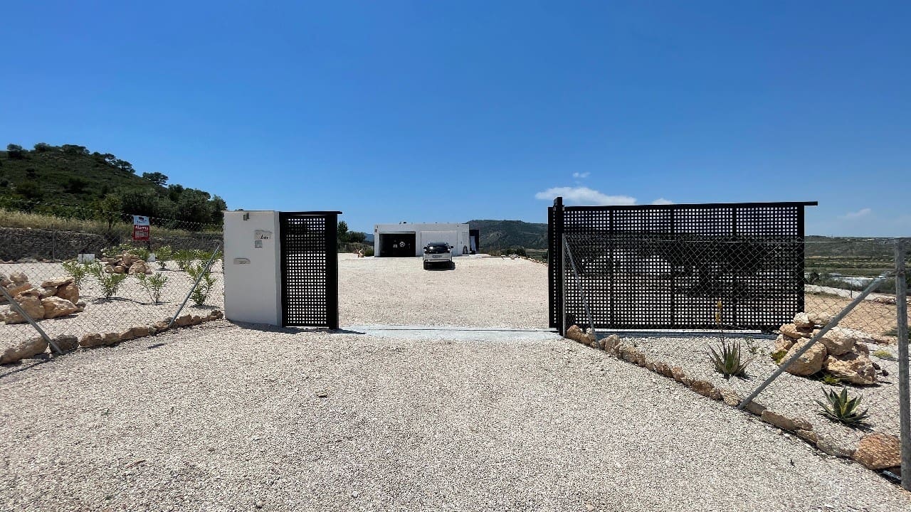 3 soveværelse Finca/Landehus til salg i Macisvenda med swimmingpool garage - € 340.000 (Ref: 8804047)