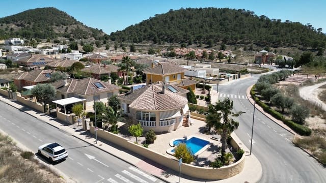 5 soveværelse Finca/Landehus til salg i La Romana med swimmingpool garage - € 325.000 (Ref: 8848795)