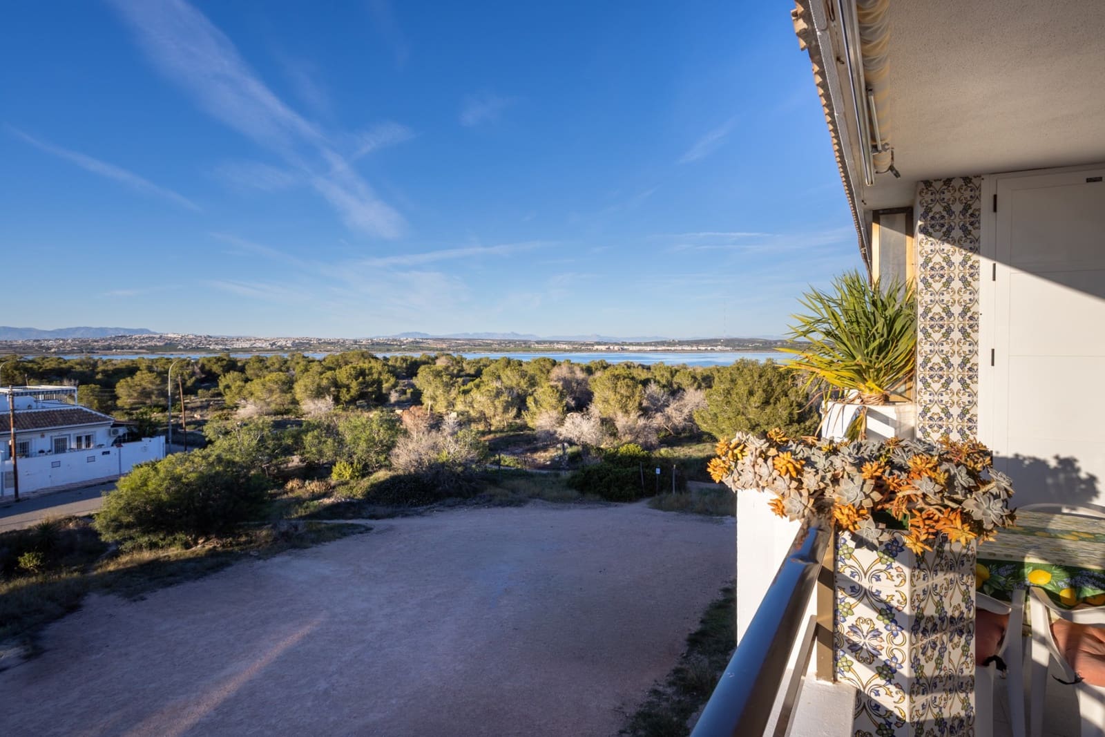 3 makuuhuone Huoneisto myytävänä paikassa Torrevieja mukana uima-altaan - 99 999 € (Ref: 9432093)