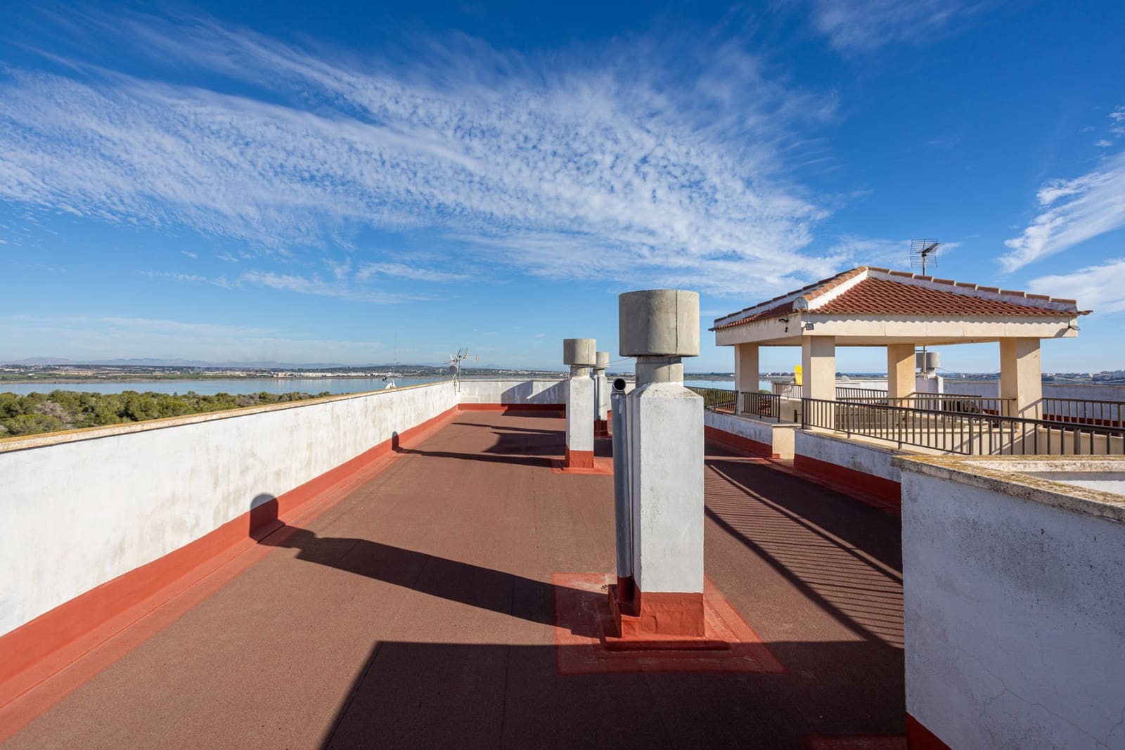 3 makuuhuone Huoneisto myytävänä paikassa Torrevieja mukana uima-altaan - 99 999 € (Ref: 9432093)