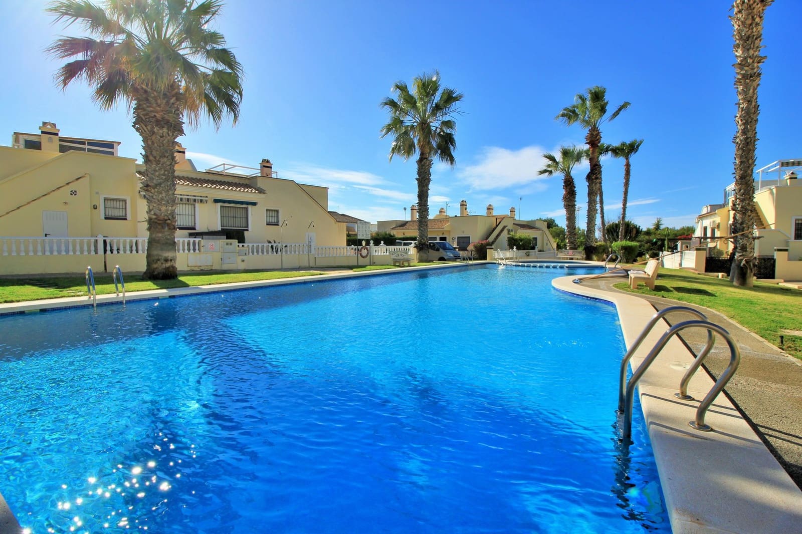 3 sovrum Radhus till salu i Playa Flamenca med pool - 249 000 € (Ref: 9601383)