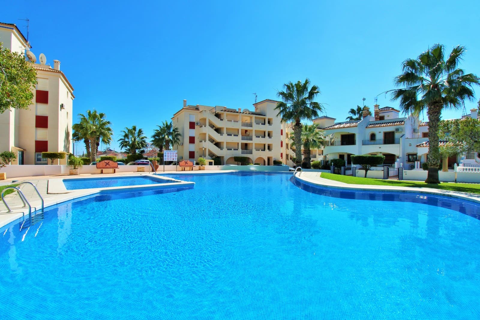2 bedroom Apartment for sale in Playa Flamenca with pool - € 169,000 (Ref: 9696659)