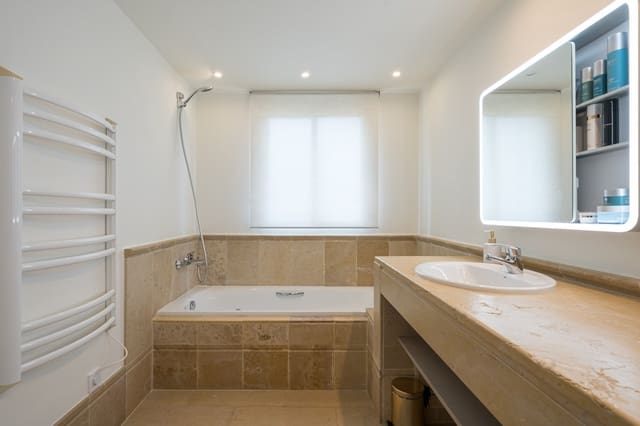 Piso de 2 habitaciones en Santa Ponsa, Calvià en venta con piscina garaje - 795.000 € (Ref: 10132136)