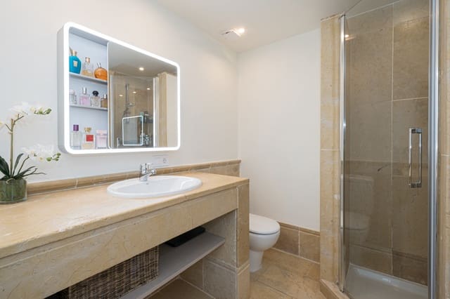 Piso de 2 habitaciones en Santa Ponsa, Calvià en venta con piscina garaje - 795.000 € (Ref: 10132136)