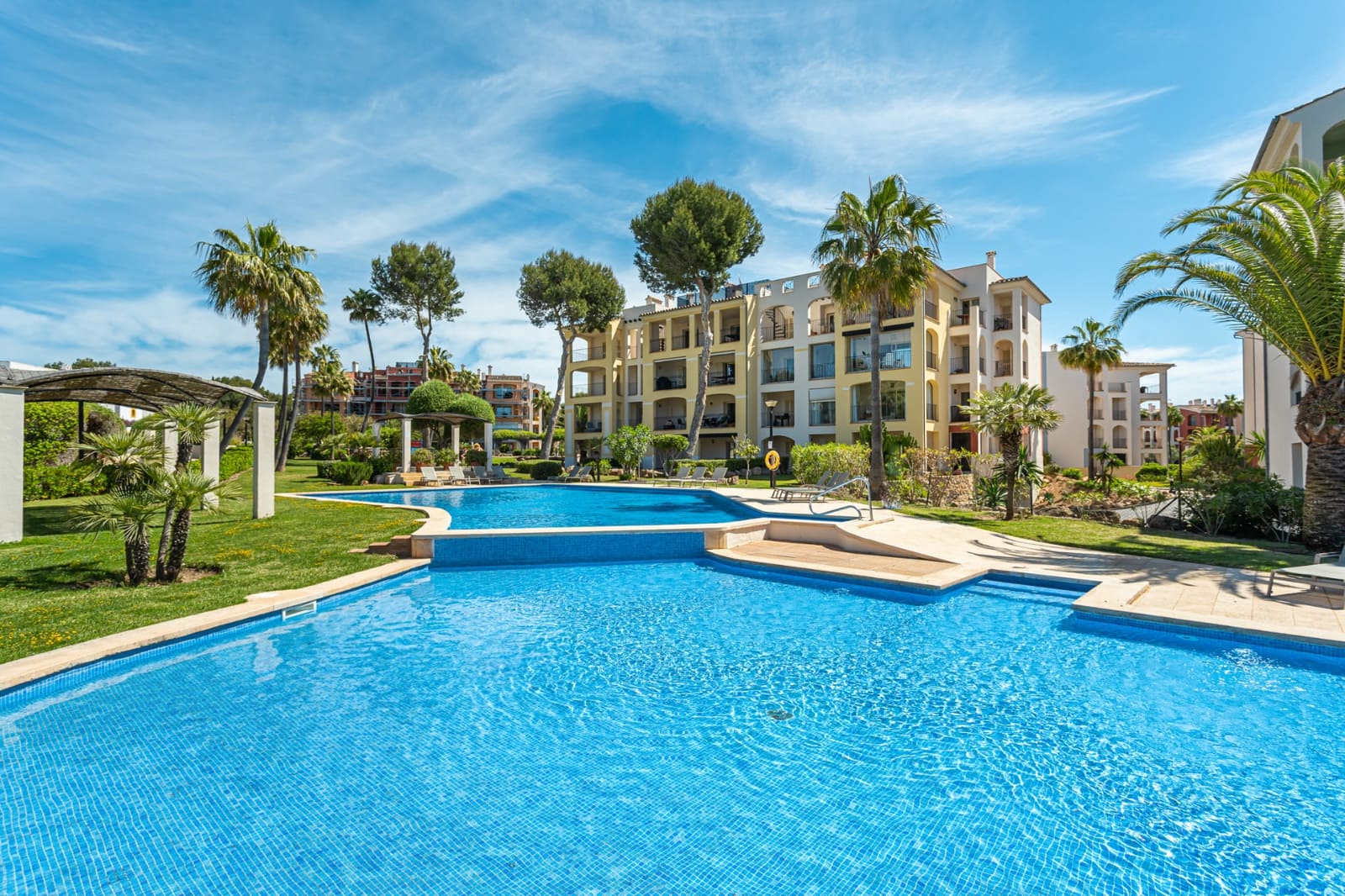 Piso de 2 habitaciones en Santa Ponsa en venta con piscina garaje - 795.000 € (Ref: 10132136)