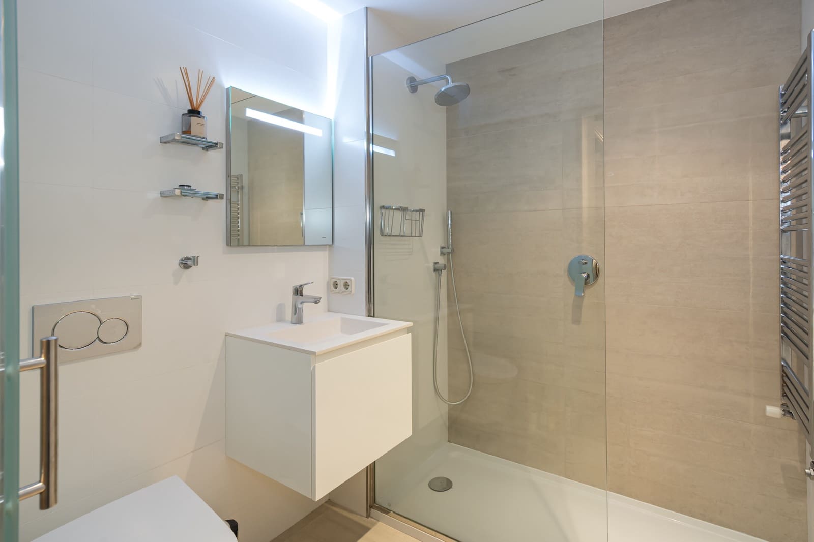 3 bedroom Flat for sale in Palma de Mallorca with garage - € 985,000 (Ref: 9085218)