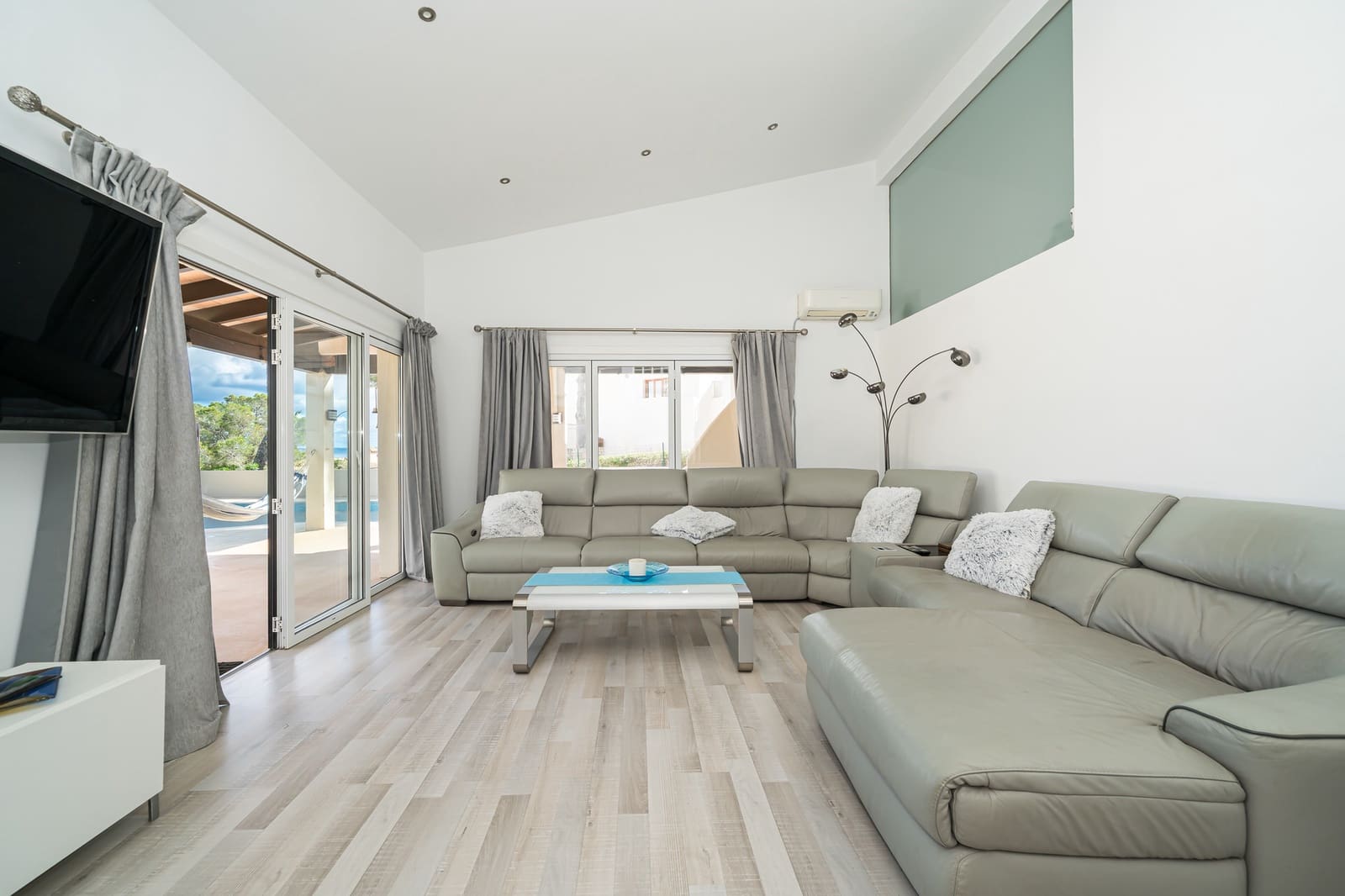 4 bedroom Villa for sale in Portals Vells with pool - € 2,350,000 (Ref: 9357097)