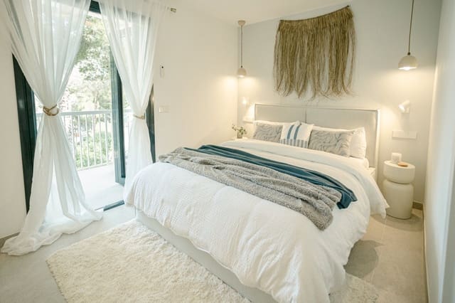 2 sypialnia Apartament na sprzedaż w Santa Ponsa, Calvià z basenem garażem - 925 000 € (Ref: 9385208)