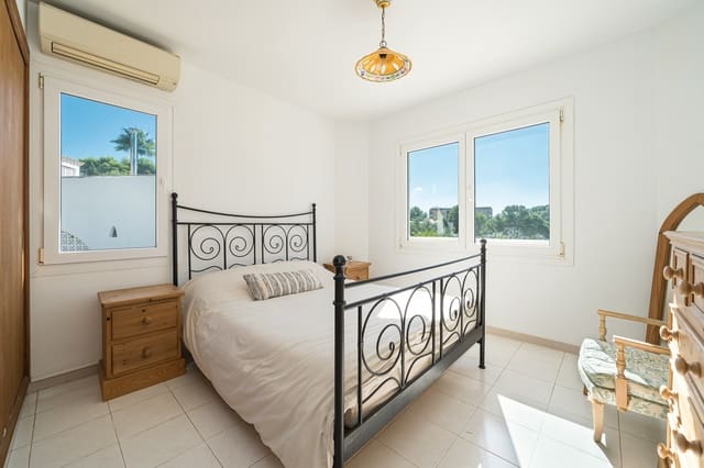 5 bedroom Villa for sale in Peguera / Paguera, Calvià - € 950,000 (Ref: 9658455)