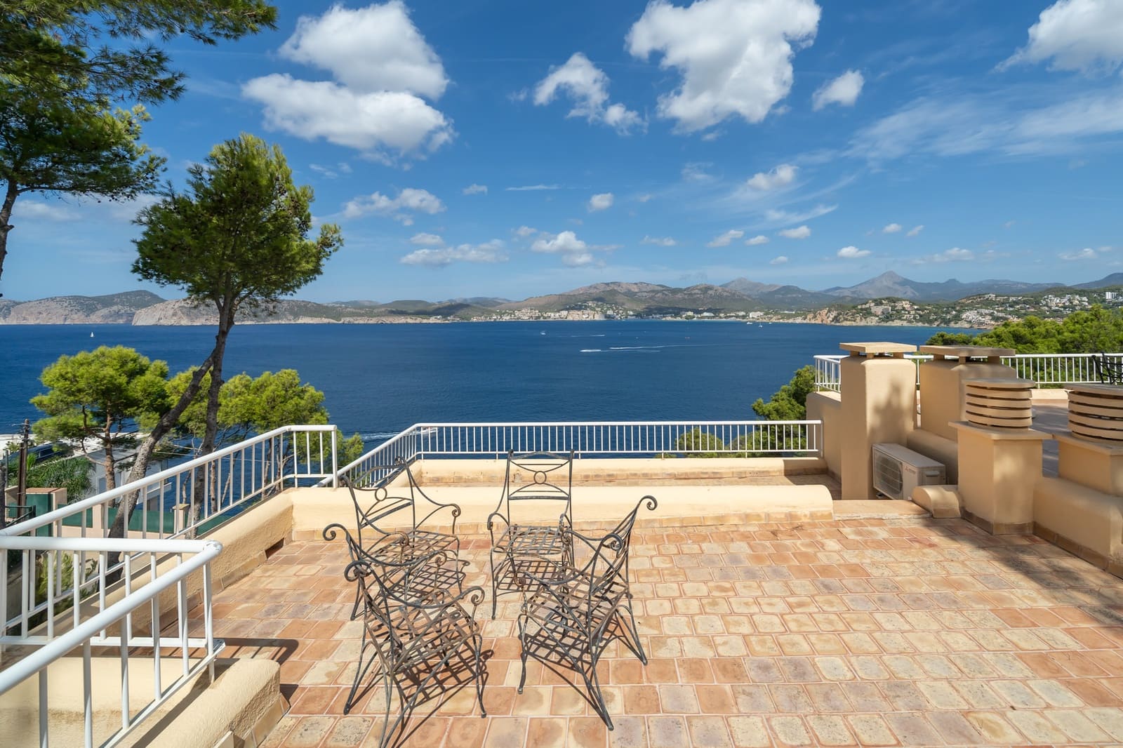 2 bedroom Townhouse for sale in Santa Ponsa with pool garage - € 1,850,000 (Ref: 9763562)