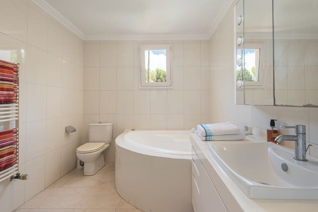3 slaapkamer Villa te koop in Santa Ponsa, Calvià met zwembad - € 1.750.000 (Ref: 9822443)
