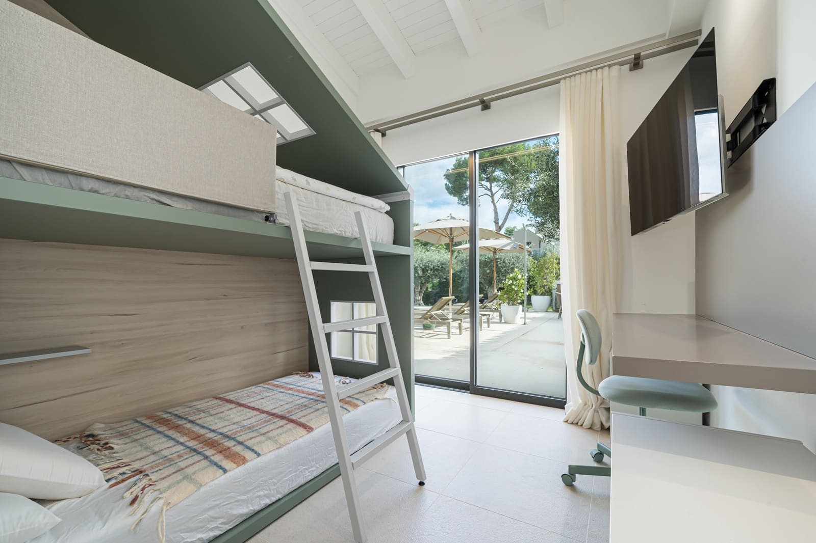 5 bedroom Villa for rent in Santa Ponsa with pool garage - € 10,000 (Ref: 9830861)