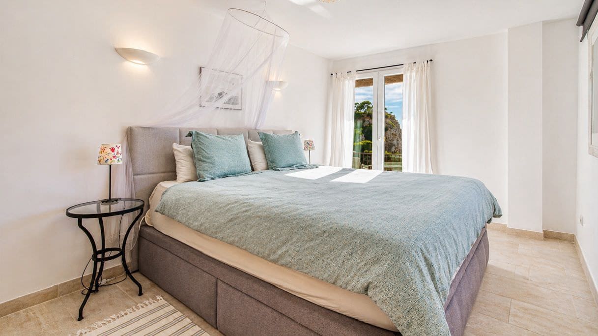 3 bedroom Flat for sale in Santa Ponsa with pool garage - € 1,475,000 (Ref: 9839076)