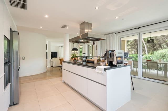 5 soverom Villa til salgs i Santa Ponsa, Calvià med svømmebasseng garasje - € 3 750 000 (Ref: 9842774)