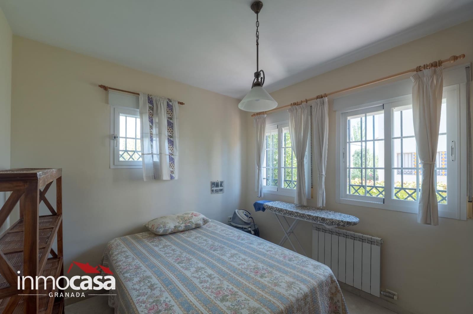 5 bedroom Villa for sale in Peligros with pool - € 434,900 (Ref: 10094854)