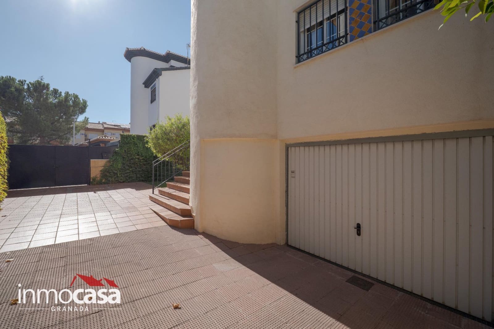 5 bedroom Villa for sale in Peligros with pool - € 434,900 (Ref: 10094854)