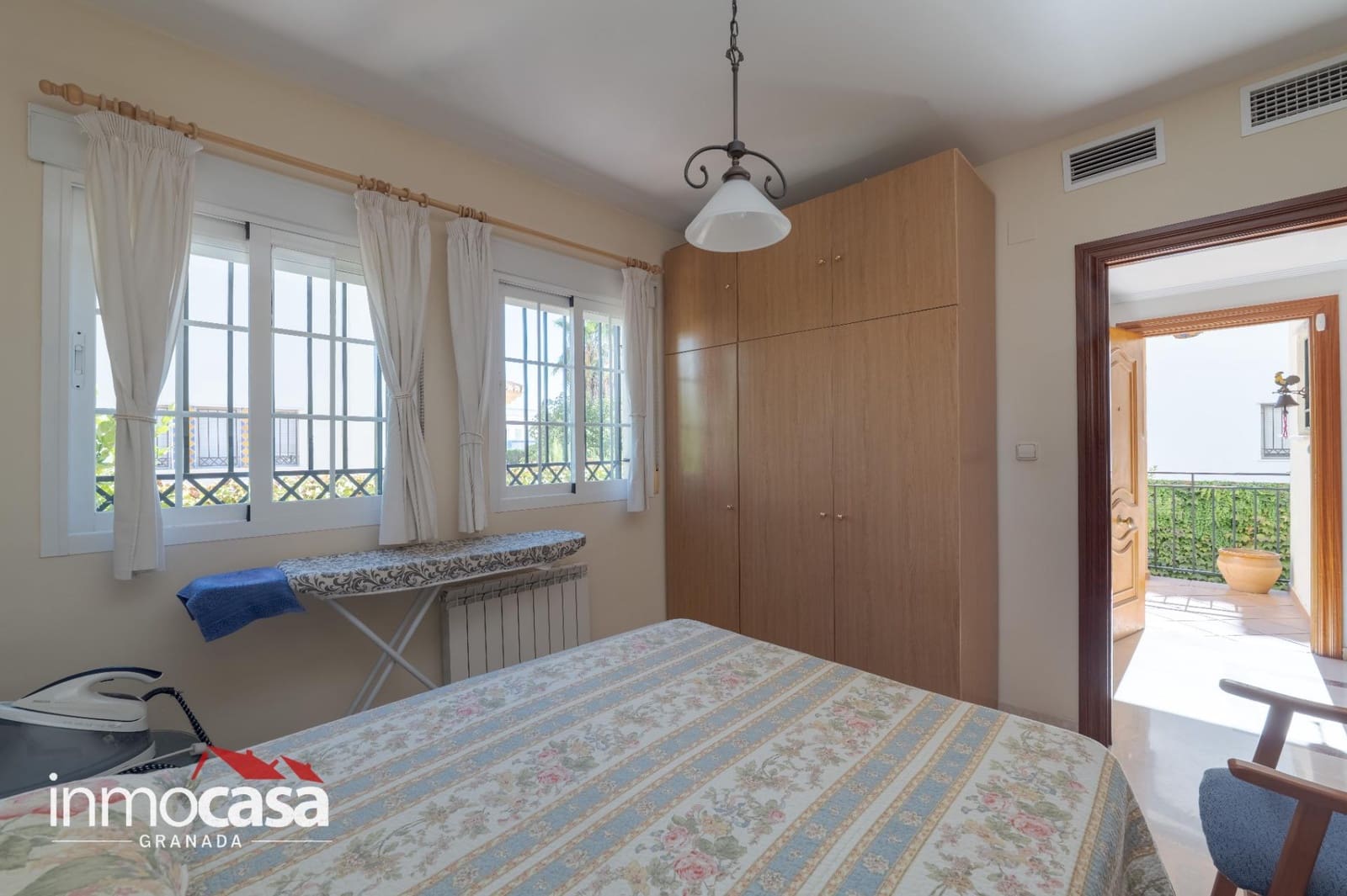 5 bedroom Villa for sale in Peligros with pool - € 434,900 (Ref: 10094854)