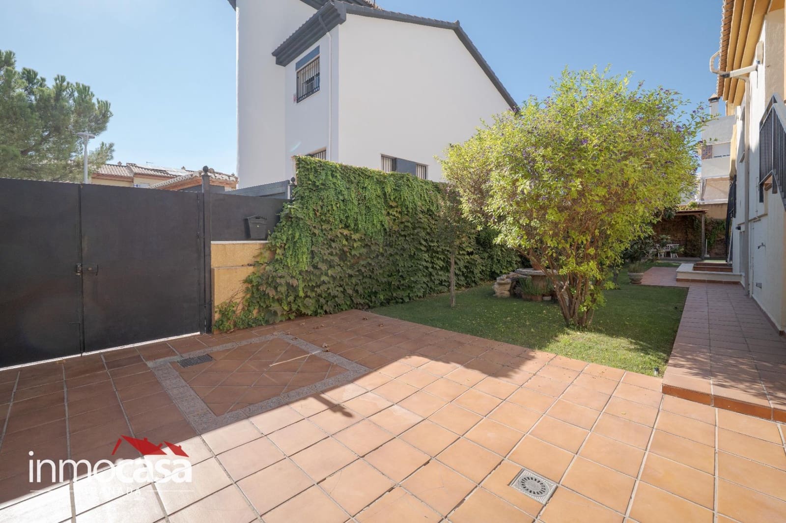 5 bedroom Villa for sale in Peligros with pool - € 434,900 (Ref: 10094854)