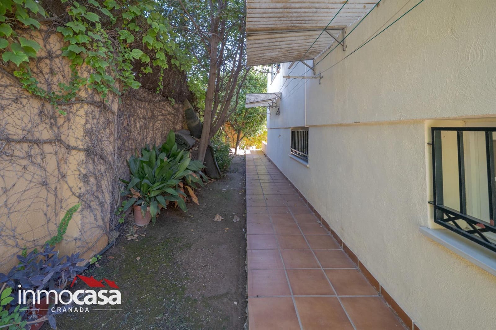 5 bedroom Villa for sale in Peligros with pool - € 434,900 (Ref: 10094854)
