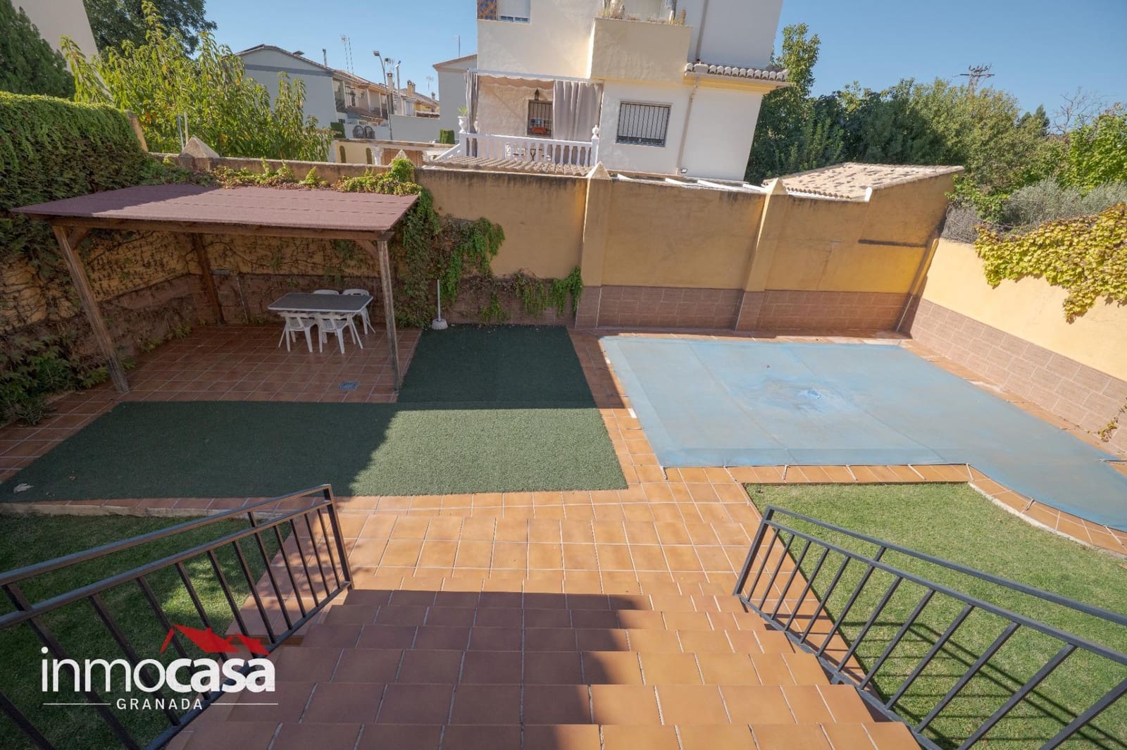 5 bedroom Villa for sale in Peligros with pool - € 434,900 (Ref: 10094854)