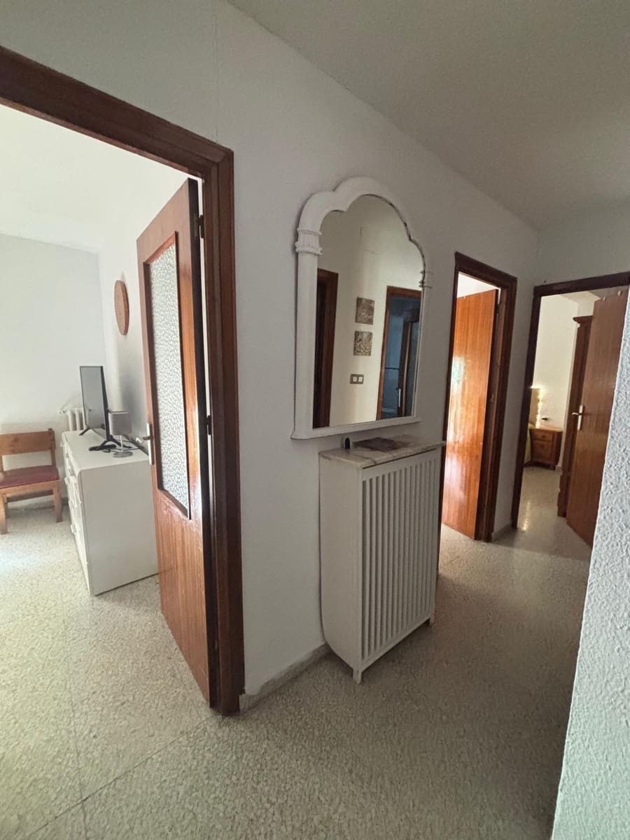 3 bedroom Flat for rent in Granada city - € 900 (Ref: 10094855)