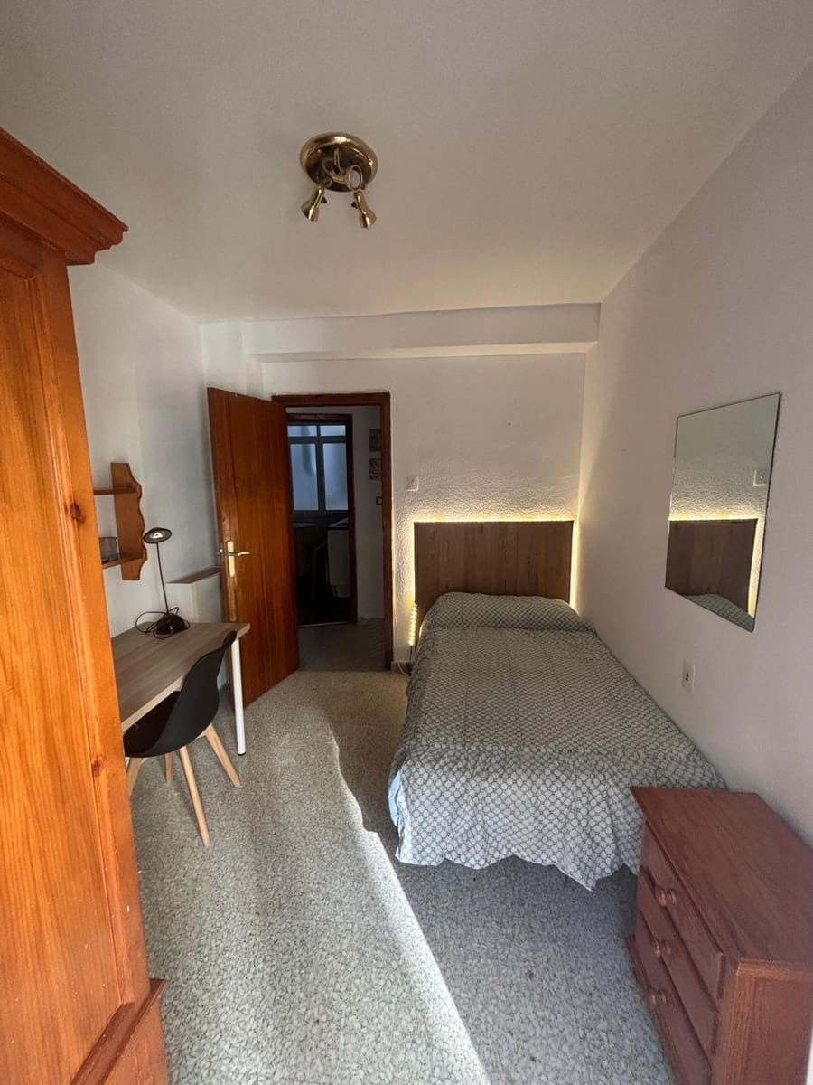 3 bedroom Flat for rent in Granada city - € 900 (Ref: 10094855)