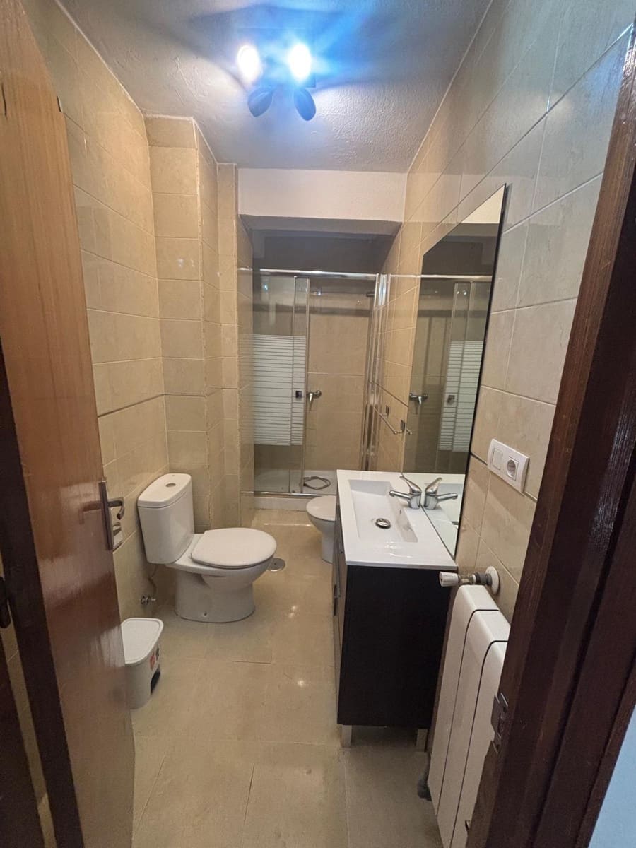 3 bedroom Flat for rent in Granada city - € 900 (Ref: 10094855)