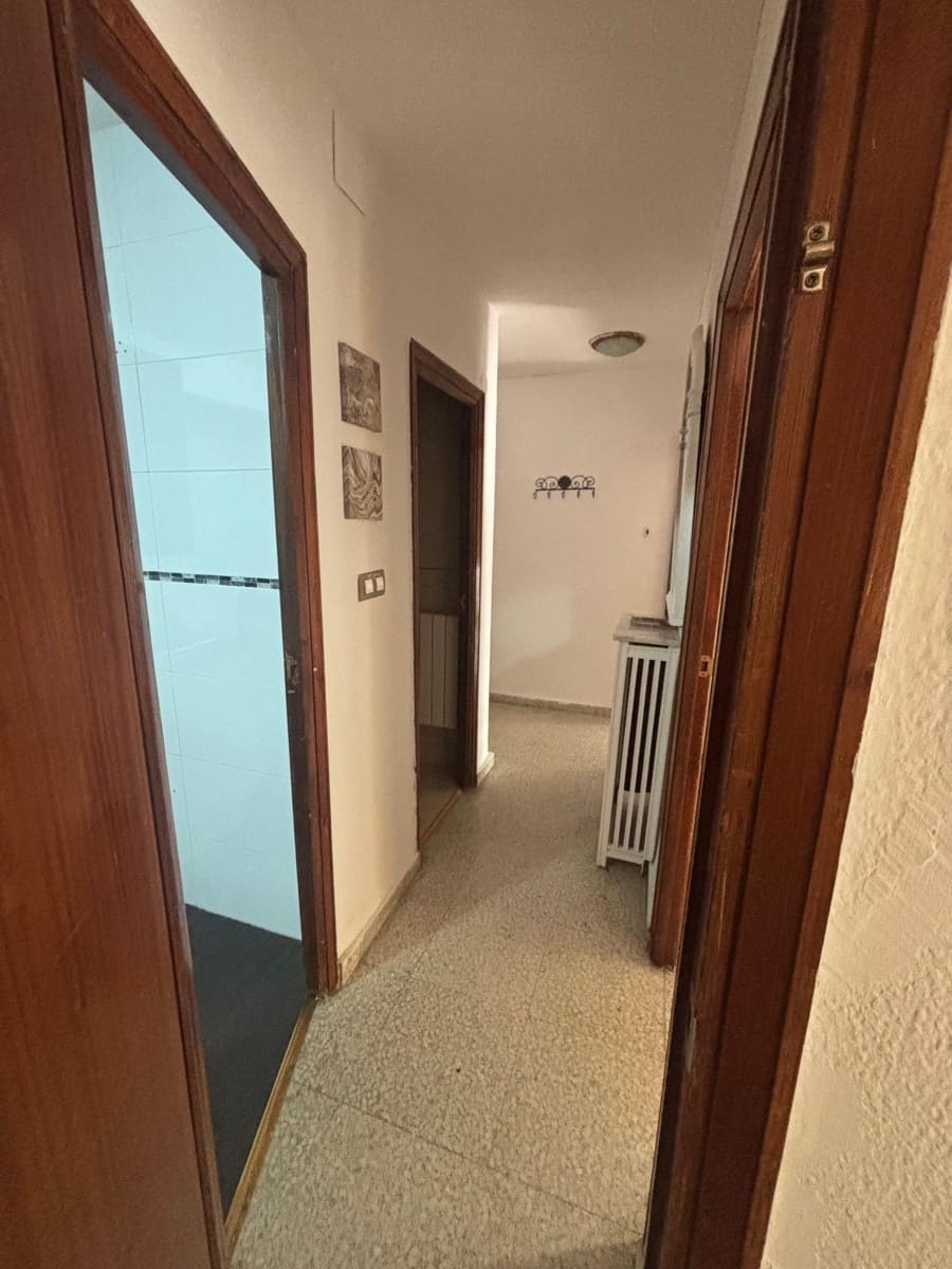 3 bedroom Flat for rent in Granada city - € 900 (Ref: 10094855)
