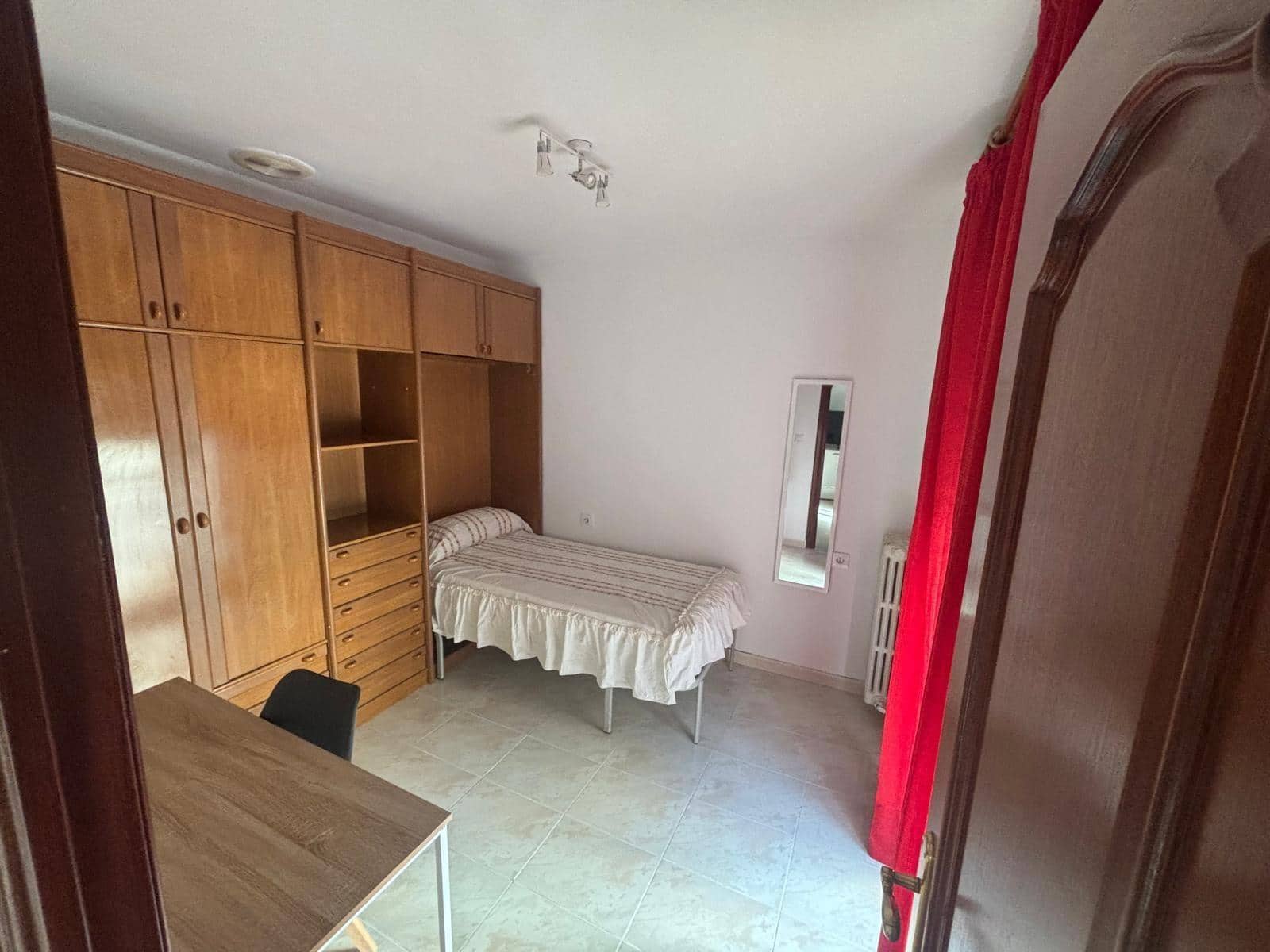 3 bedroom Flat for rent in Granada city - € 900 (Ref: 10094855)