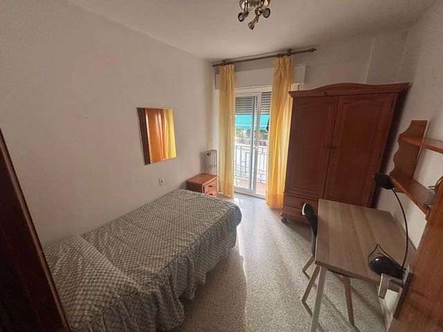 3 slaapkamer Flat te huur in Granada stad - € 900 (Ref: 10094855)