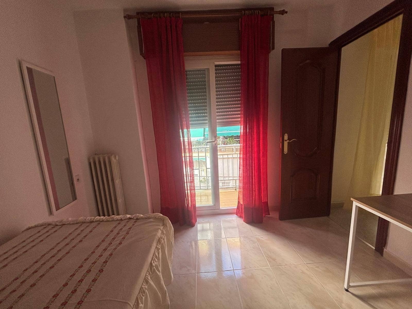 3 bedroom Flat for rent in Granada city - € 900 (Ref: 10094855)