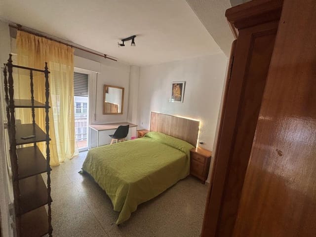 3 slaapkamer Flat te huur in Granada stad - € 900 (Ref: 10094855)