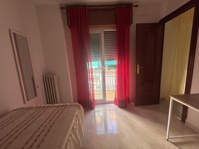 3 slaapkamer Flat te huur in Granada stad - € 900 (Ref: 10094855)