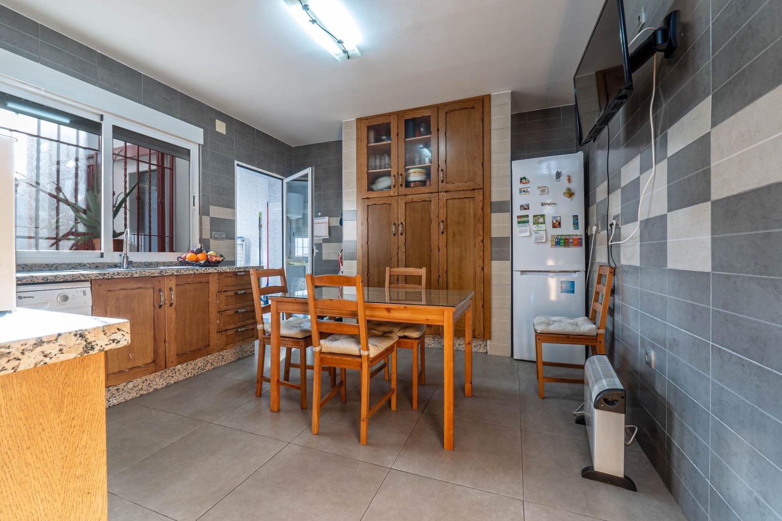 2 bedroom Townhouse for sale in Atarfe with garage - € 140,000 (Ref: 8162092)