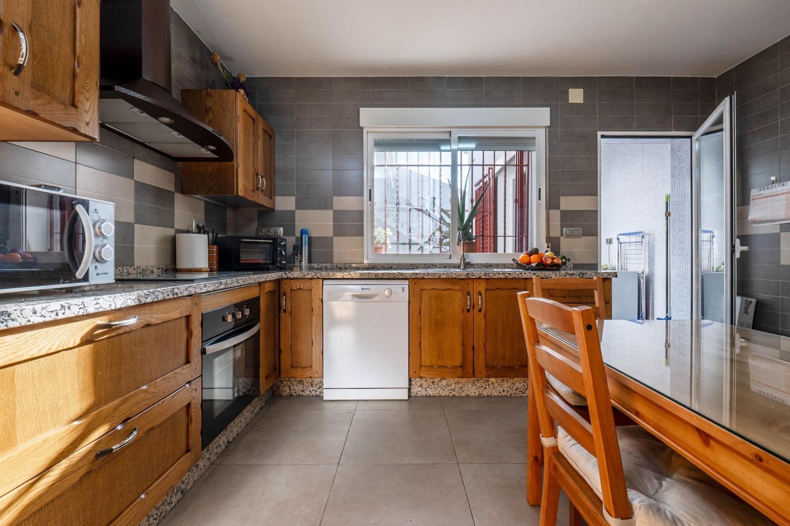 2 bedroom Townhouse for sale in Atarfe with garage - € 140,000 (Ref: 8162092)