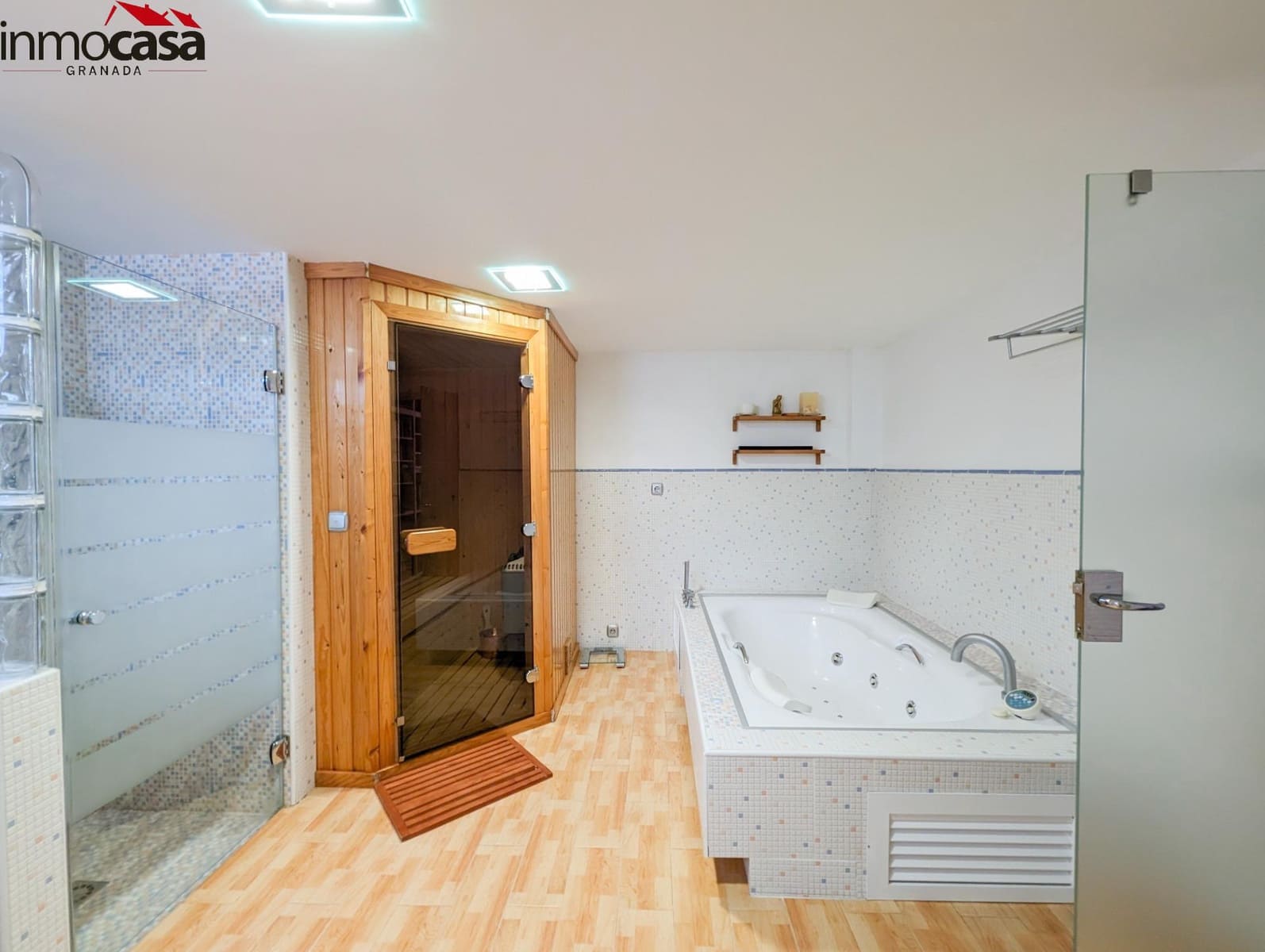 Chalet de 4 habitaciones en Granada ciudad en venta con piscina garaje - 449.000 € (Ref: 8222757)
